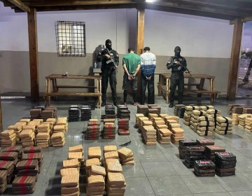 Autoridades interceptan lancha con 612 paquetes de drogas en Peravia