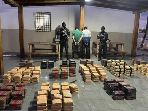 Autoridades interceptan lancha con 612 paquetes de drogas en Peravia