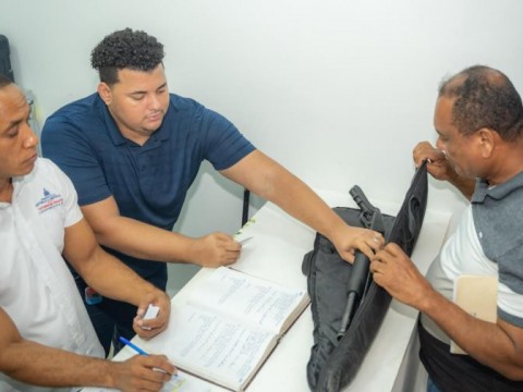 Interior y Polic&iacute;a informa que entreg&oacute; 120 licencias de armas de fuego en un d&iacute;a y que rompi&oacute; r&eacute;cord