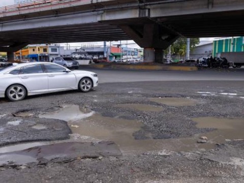 Aguas cloacales deterioran pavimento y generan caos en avenida Los Beisbolistas con autopista Duarte