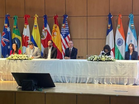 Invertir&aacute;n m&aacute;s de mil millones de pesos en becas internacionales del Mescyt