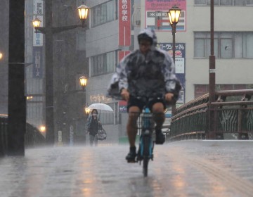Jap&oacute;n urge a millones a evacuar tras lluvias que provocaron inundaciones y aludes