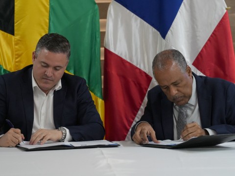 Jean Luis Rodr&iacute;guez firma memorando de entendimiento con su hom&oacute;logo de Jamaica Puerto R&iacute;o Haina