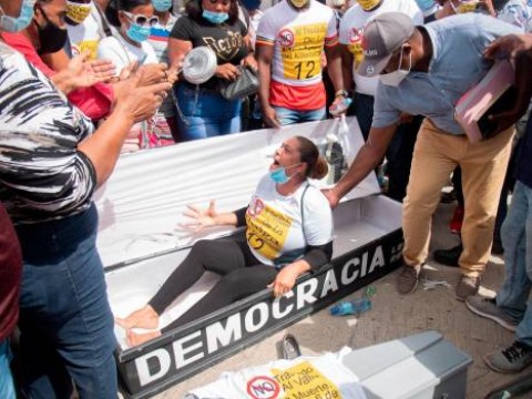 &ldquo;Si no me tiro, yo misma voy a buscar la forma de quitarme la vida&rdquo; dice vendedora del mercado Las pulgas mientras protesta frente a Palacio