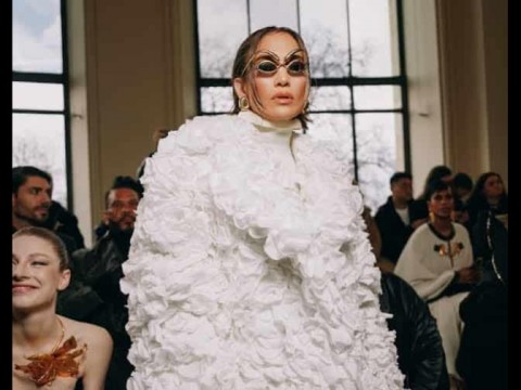 El abrigo de 7 mil p&eacute;talos de rosas reales que us&oacute; Jennifer L&oacute;pez en la Semana de la Moda