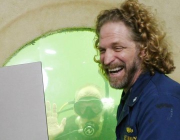 Profesor de EE.UU. bate r&eacute;cord mundial al vivir 74 d&iacute;as bajo el agua, su meta es llegar a 100