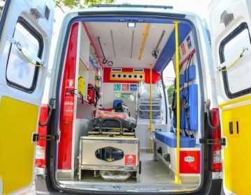 Gobierno entrega dos ambulancias y un autob&uacute;s escolar en Hato Mayor