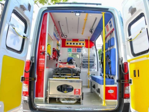 Gobierno entrega dos ambulancias y un autob&uacute;s escolar en Hato Mayor