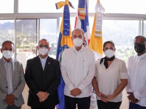 Alaver dona recursos para comprar terrenos de universidad en Constanza