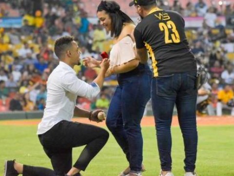 Joven le pide matrimonio a su novia en el juego Estrellas-&Aacute;guilas