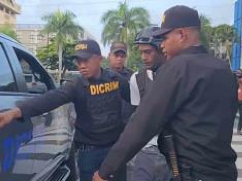 Polic&iacute;a someter&aacute; a la justicia a joven que amenaz&oacute; al presidente Abinader