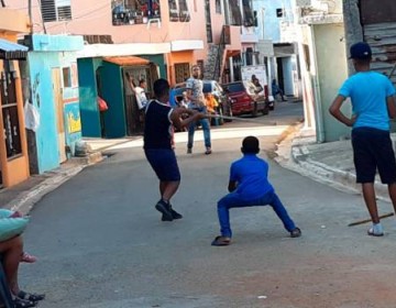 Con chercha y juego de vitilla, en Santo Domingo Este desaf&iacute;an a las autoridades y al COVID-19