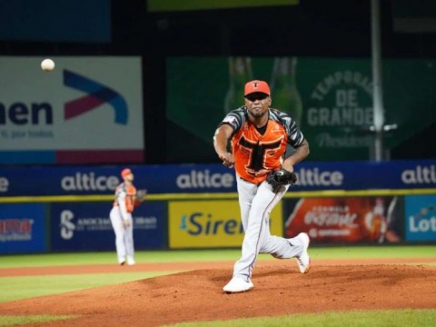 Toros quedan solos en cuarto lugar con buen pitcheo de Julio Teher&aacute;n