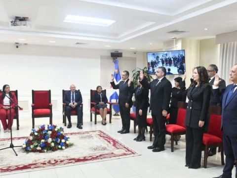 Presidente del Senado juramenta a titulares de la JCE y les hace una advertencia