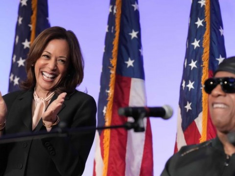 Harris asiste a servicio religioso en Georgia y motiva a feligreses negros a votar