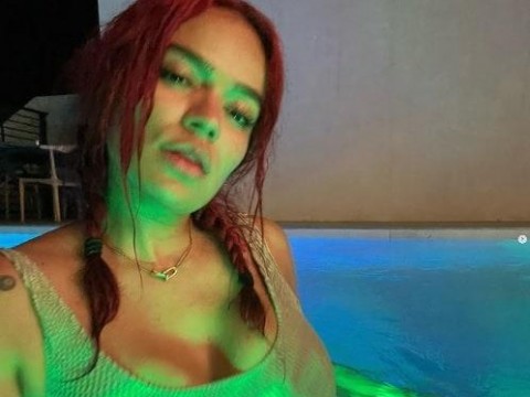 Desde la piscina, Karol G sube la temperatura con sexys fotos