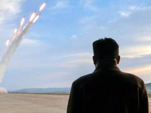 L&iacute;der norcoreano supervisa lanzamiento m&uacute;ltiple de cohetes