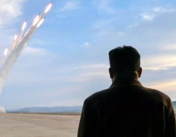 L&iacute;der norcoreano supervisa lanzamiento m&uacute;ltiple de cohetes