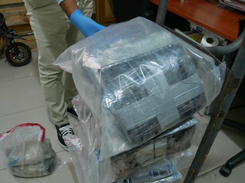 Autoridades decomisan 42 paquetes de droga en embarcaci&oacute;n que fue abandonada en La Altagracia