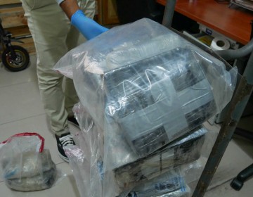 Autoridades decomisan 42 paquetes de droga en embarcaci&oacute;n que fue abandonada en La Altagracia