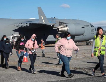 Inmigrantes que se "autodeporten" de EE. UU. podr&aacute;n verificar su salida con geolocalizaci&oacute;n