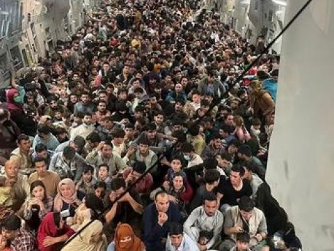 Afganos provocan caos en el aeropuerto