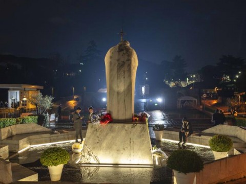 El papa Francisco pasa "una noche tranquila", pero el pron&oacute;stico es "reservado"