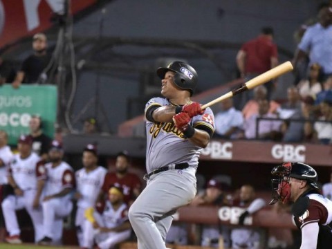 Las &Aacute;guilas se imponen en el Juli&aacute;n Javier a base de jonrones