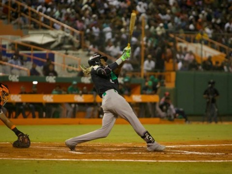Las Estrellas brillan en su estreno en La Romana ante los Toros
