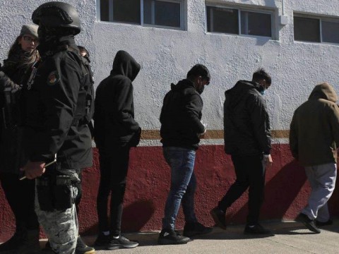 Las primeras redadas antiinmigrantes de Trump dejan 538 detenidos y cientos de deportados