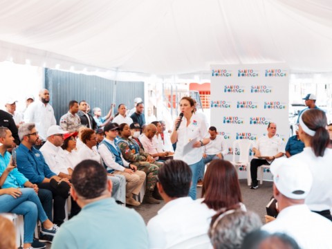 Alcaldesa Carolina Mej&iacute;a escucha a comunitarios de San Miguel y lleva soluciones