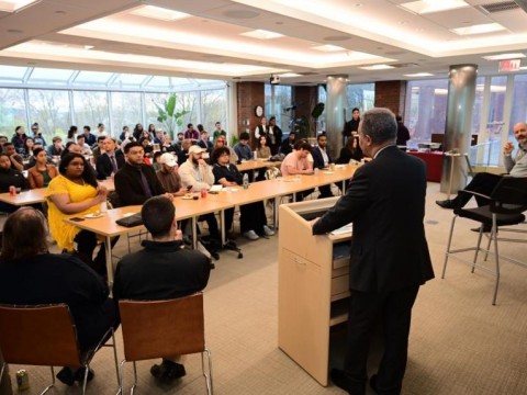 Leonel dicta conferencia en ingl&eacute;s en universidad Harvard