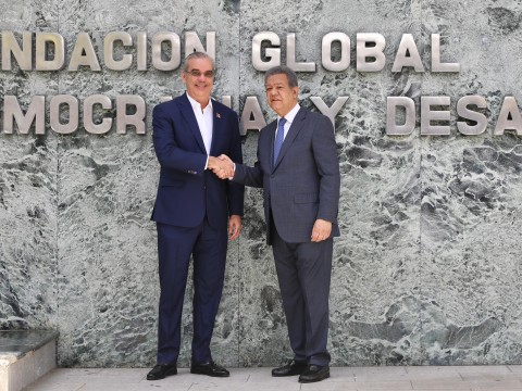 El presidente Luis Abinader llega a Funglode para reunirse con el exmandatario Leonel Fern&aacute;ndez
