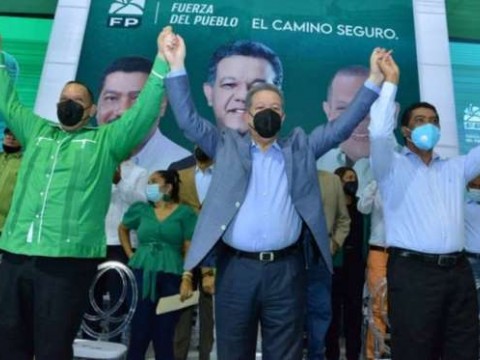 Alcalde de SDN pasa a las filas de la Fuerza del Pueblo 