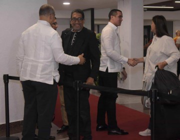 Arriba al pa&iacute;s delegaci&oacute;n dominicana de c&oacute;nsules y diplom&aacute;ticos desde Venezuela