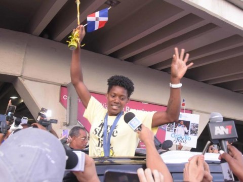 Llegaron los medallistas de Par&iacute;s 2024 en medio de empujones y desorden