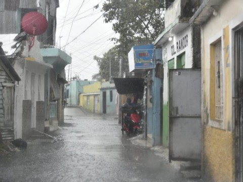 Vaguada continuar&aacute; generando aguaceros sobre el pa&iacute;s hasta el jueves