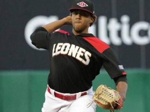 Lo que Almeng&oacute; y Espinal dicen que har&aacute;n desde el bullpen del Escogido