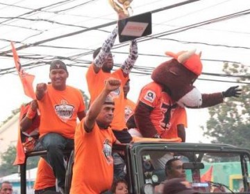 Los Toros del Este llenan las calles de La Romana celebrando su triunfo en la pelota invernal