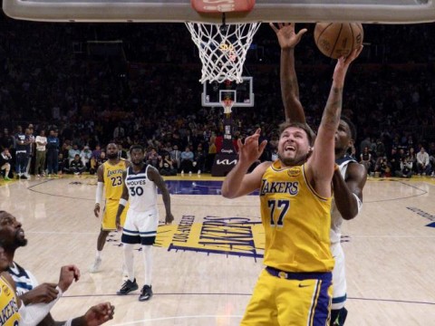 Doncic anota 31, y Lakers derrotan a Timberwolves para empatar la serie