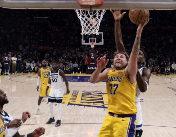 Doncic anota 31, y Lakers derrotan a Timberwolves para empatar la serie