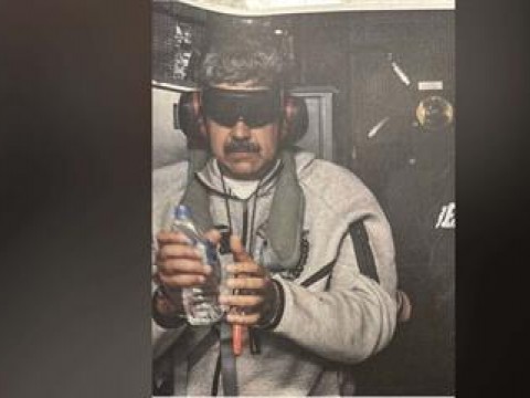 Maduro desciende esposado del avi&oacute;n militar tras aterrizar en Nueva York