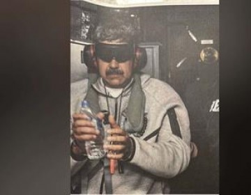 Maduro desciende esposado del avi&oacute;n militar tras aterrizar en Nueva York
