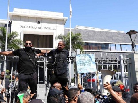Protesta por indemnizaci&oacute;n de polic&iacute;as pensionados deja cuatro heridos