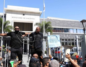 Protesta por indemnizaci&oacute;n de polic&iacute;as pensionados deja cuatro heridos