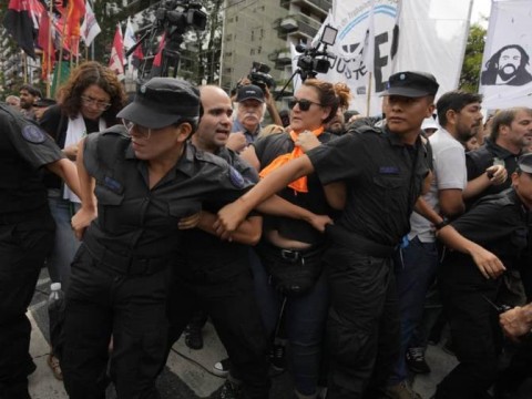 Argentina: manifestantes exigen alimentos para los comedores populares y rechazan ajuste