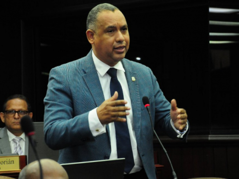 Alexis Jim&eacute;nez defiende renegociaci&oacute;n de contrato con Aerodom y niega sea lesivo