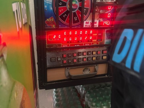 Polic&iacute;a ocupa m&aacute;quinas tragamonedas y equipos de juegos de azar en operativos en SDE