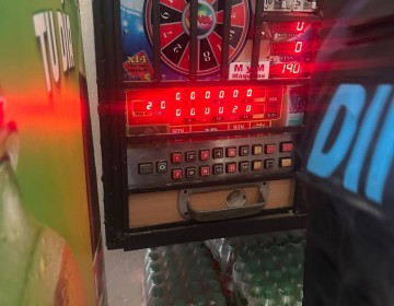 Polic&iacute;a ocupa m&aacute;quinas tragamonedas y equipos de juegos de azar en operativos en SDE