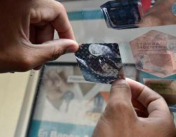 Arrestan hombre con 119 marbetes para veh&iacute;culos presumiblemente falsos